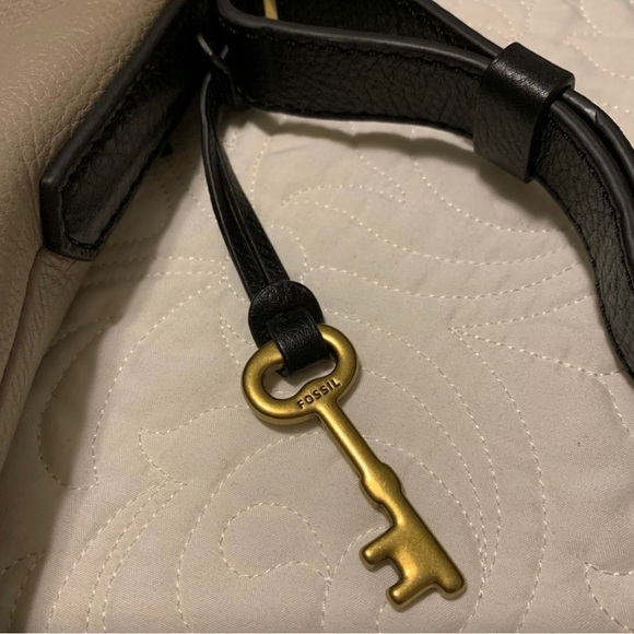 Fossil leather purse. Tan and black with key. - Picture 3 of 4